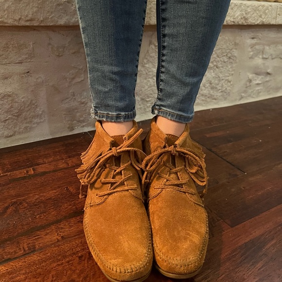 Minnetonka Lace-up Fringe Booties, size 8 - Picture 2 of 8